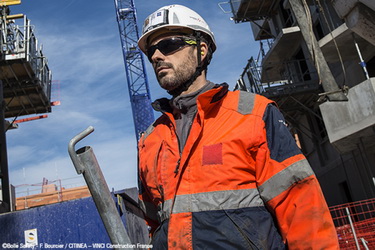 Die Schutzbrillen von Bollé gibt es auch als Sonnenbrillen für den Außeneinsatz (Foto © Bollé Safety)