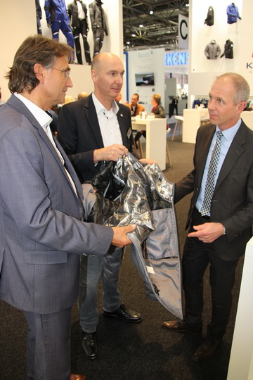 K&uuml;bler Gesch&auml;ftsf&uuml;hrer Michael Stiegert und Vertriebsleiter Eric Langlotz pr&auml;sentieren die neue Winterjacke f&uuml;r die Saison 20/21 (Foto &copy; DKB)