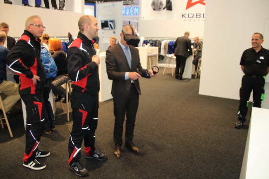 Spa&szlig; auf dem K&uuml;bler-Stand. F&uuml;r die Kunden hatte sich der Vertrieb einen netten Zeitvertreib &uuml;berlegt. (Foto &copy; DKB)