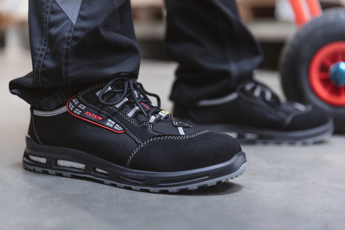 Als echtes Energiebündel sorgt der ‚Senex XXT ESD S3‘ mit seiner ‚Wellmaxx‘-Sohle dafür, dass die Füße langsamer ermüden.  (Bild © ELTEN GmbH)