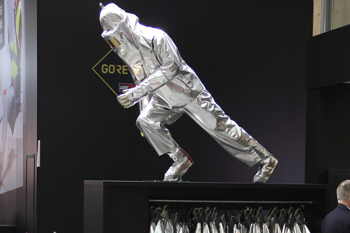 Aufsteller auf dem Messestand der A+A 2019 (Foto &copy; HB Protective Wear GmbH & Co. KG)