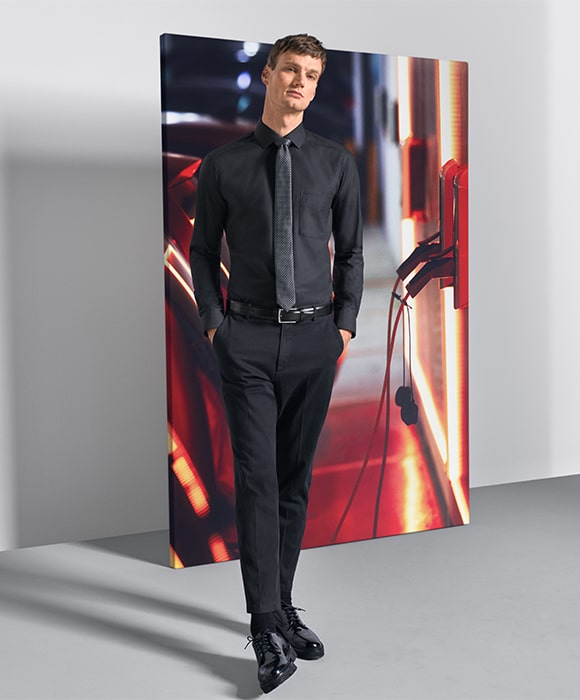 Die Wintersaison bietet Gelegenheit mit schicken dunklen Hemden den gepflegten Auftritt im Beruf hinzulegen. Die Business-Hemden gibt es in verschiedenen Farben und Formen. (Bild &copy; OLYMP Digital KG)