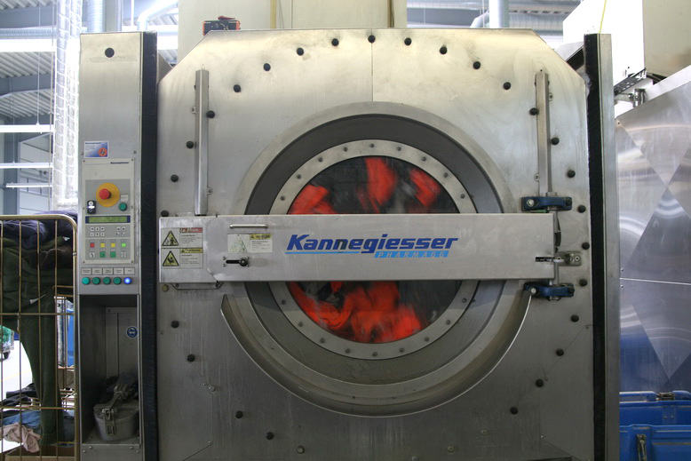 Sicherheitsjacken in eine Industrie-Waschmaschine